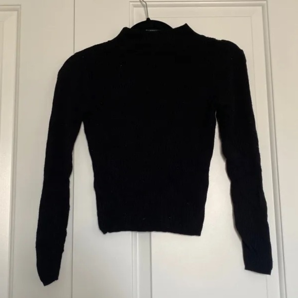 Black Cut Out Long Sleeve Cropped Top - Picture 2 of 2
